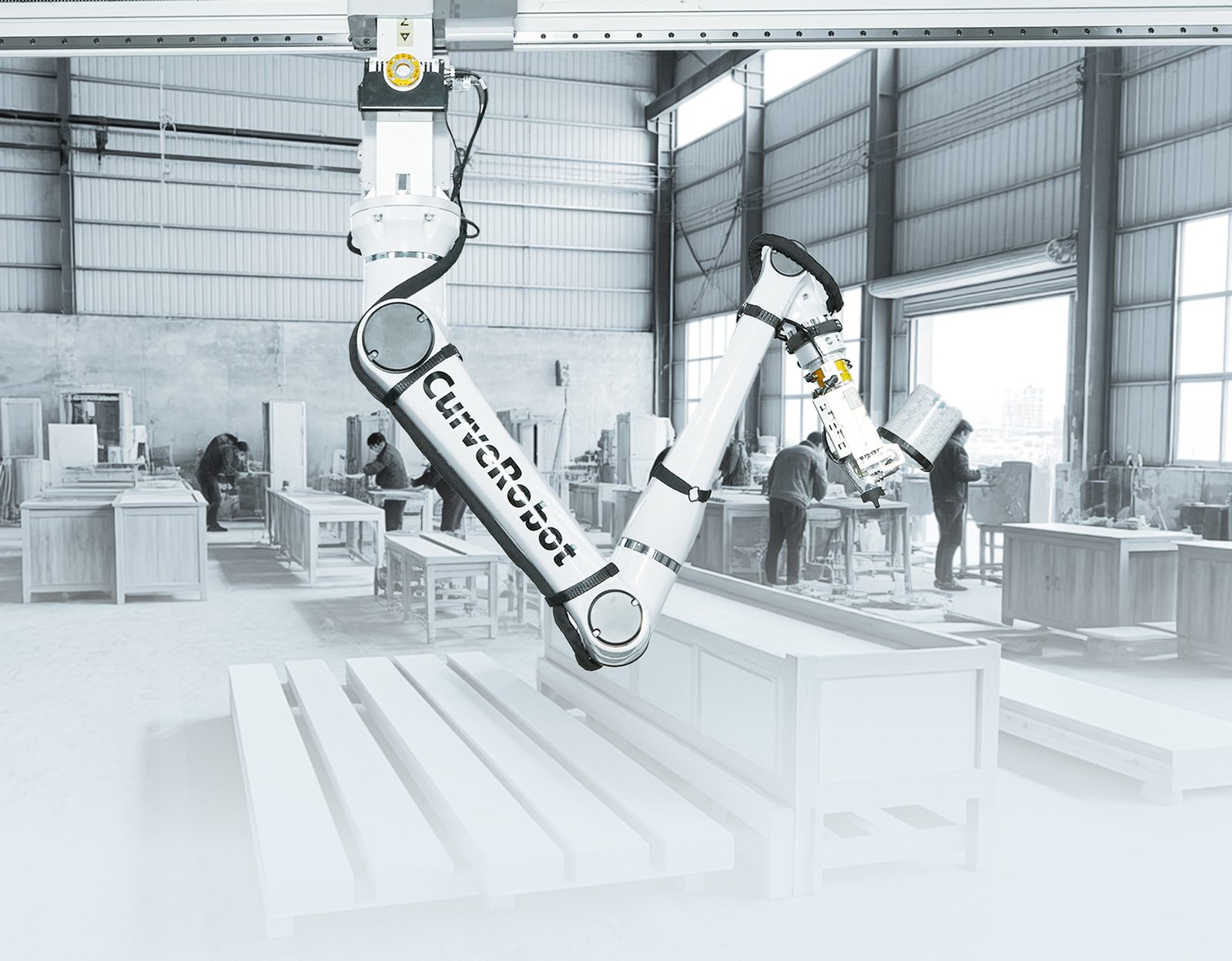 Braccio robotico sospeso a una guida cartesiana mentre lavora su una linea di componenti in legno in uno stabilimento.
